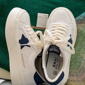 White sports shoes, versatile!